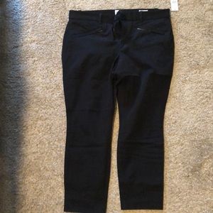 Black Gap signature skinny ankle pant. NWT. 12P
